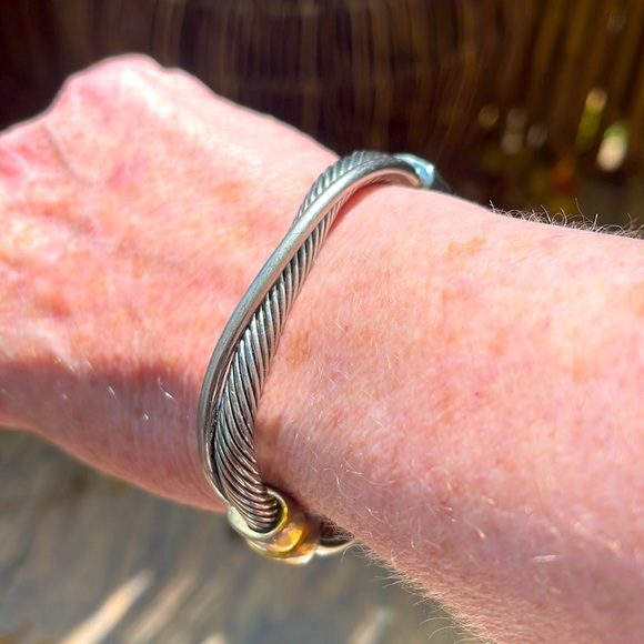 Two toned cable bracelet w/magnetic closure. Stainless steel - Picture 3 of 4